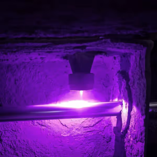 Metal boruların iç ve dış yüzey sertliğini artıran mor ötesi (UV) destekli yüksek ısıl işlem uygulaması.