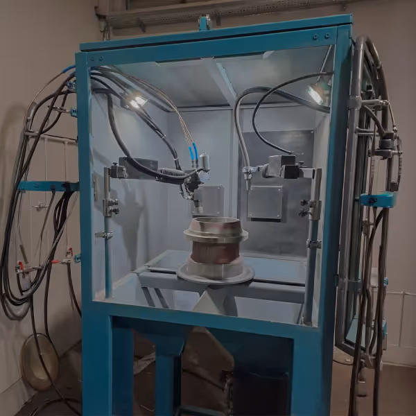 Laboratuvar ortamında gerçekleştirilen hassas parça kaplama ve yüzey analiz öncesi hazırlık kabini.