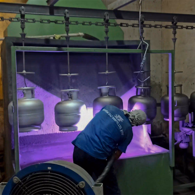 Seri üretim hattında LPG tüpleri ve basınçlı kaplar için uygulanan otomatik elektrostatik toz boya ve koruma işlemi.