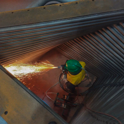 Büyük ölçekli metal yapılar için korozyon önleyici termal püskürtme ve yüzey koruma çalışmaları.