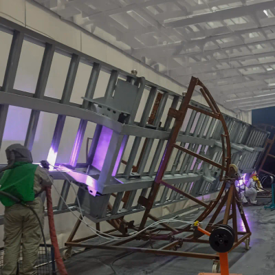 Çelik konstrüksiyon yapıların ömrünü uzatan profesyonel yüzey hazırlığı ve termal metalizasyon aşaması.