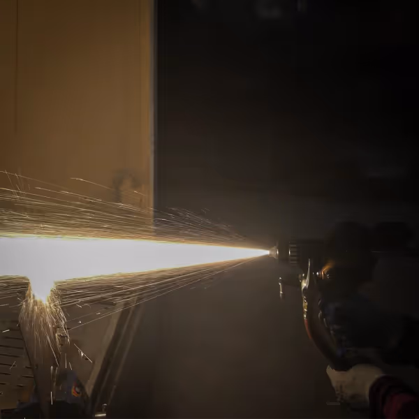 Yüksek hızla püskürtülen metal tozları ile parçaların yüzey özelliklerini iyileştiren termal sprey tekniği.