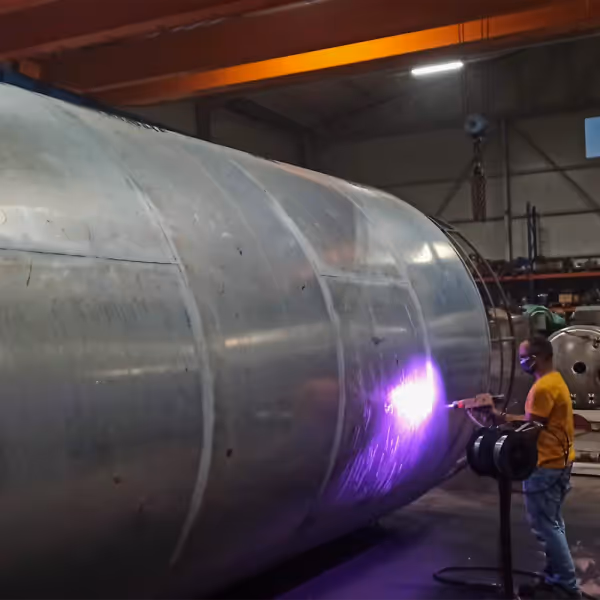 Büyük çaplı silindirik tank ve boruların dış yüzeylerine uygulanan korozyon dirençli özel kaplama işlemi.